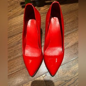 Gucci 2.5 inch heels .. comfy ! Worn In